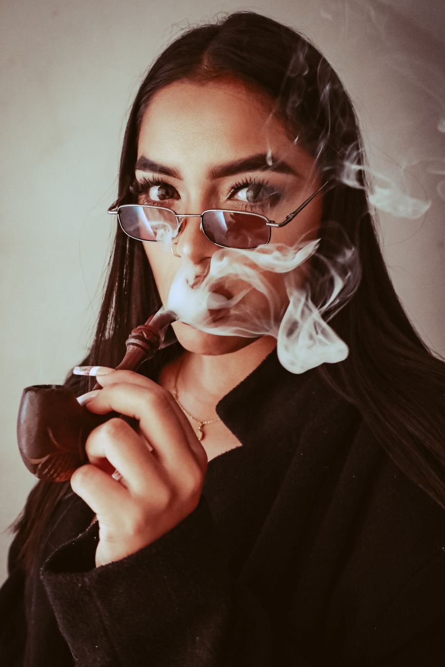Acessórios de tabaco em madeira escura